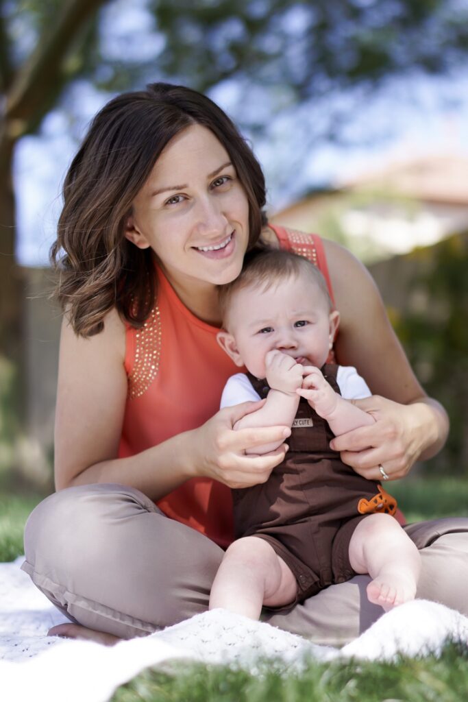 Mujer con bebe en brazos 